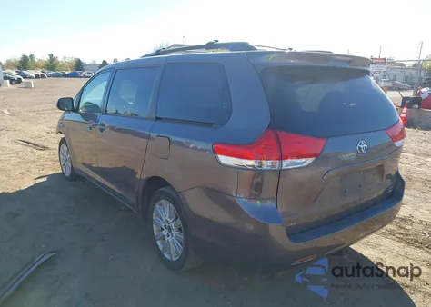 2014 Toyota Sienna Le 7 Passenger z USA, uszkodzony, nr VIN 5TDJK3DC9ES092945